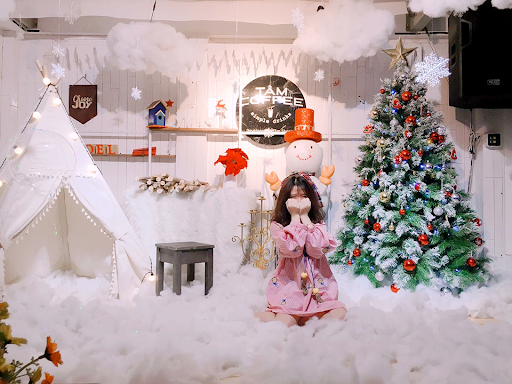 Trang trí nhà hàng đón noel bằng tuyết giả