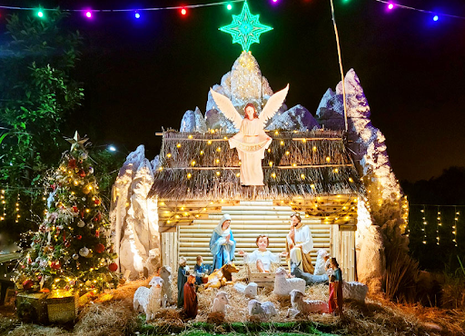 Trang trí nhà hàng đón noel bằng hang đá