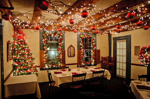 Trang trí cửa quán nhà hàng đón noel