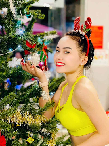 Trang trí Noel cho quán gym bằng cây thông Noel