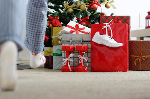 Trang trí phòng gym đón noel với các dụng cụ tập tạ, gym