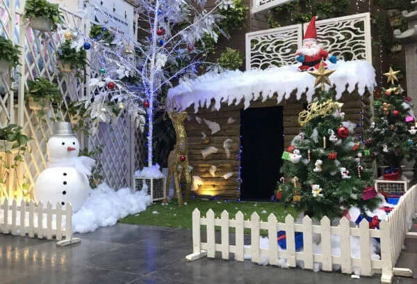 Trang trí quán café đón noel bằng hang đá giáng sinh