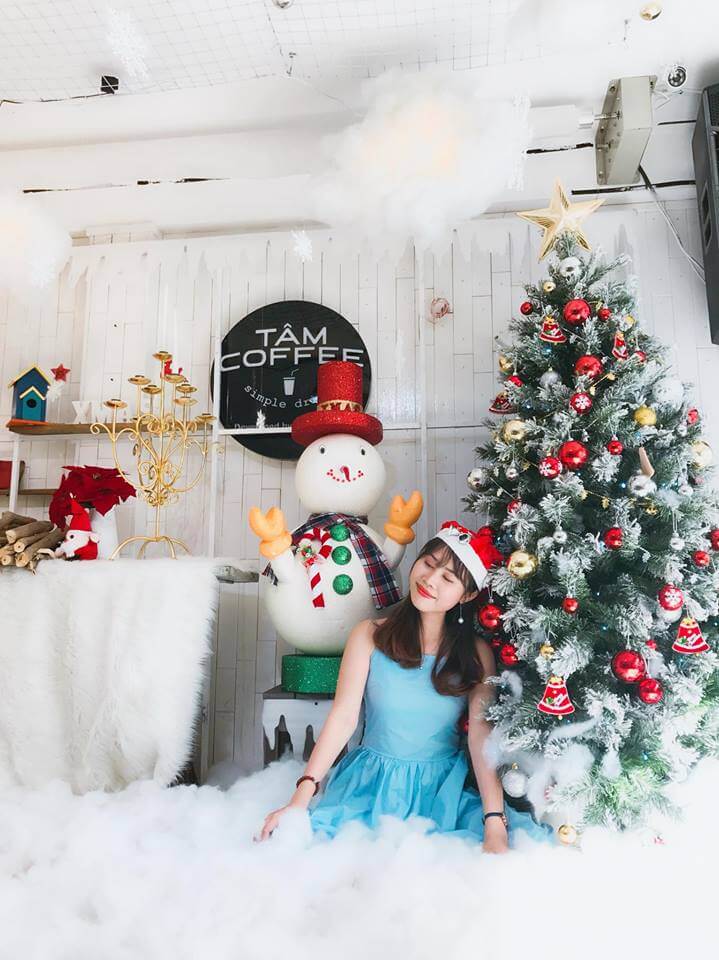 Trang trí quán café đón noel bằng người tuyết