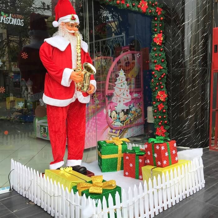 Trang trí quán café đón noel bằng ông già noel